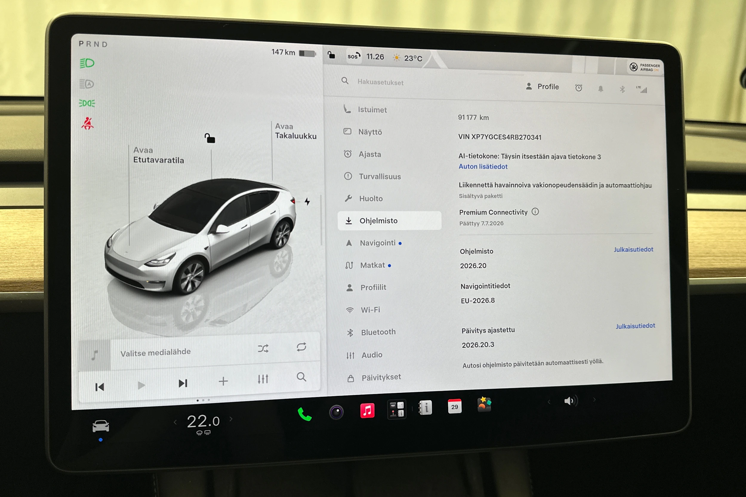 valkoinen Tesla Model Y 2024 kuva 22.