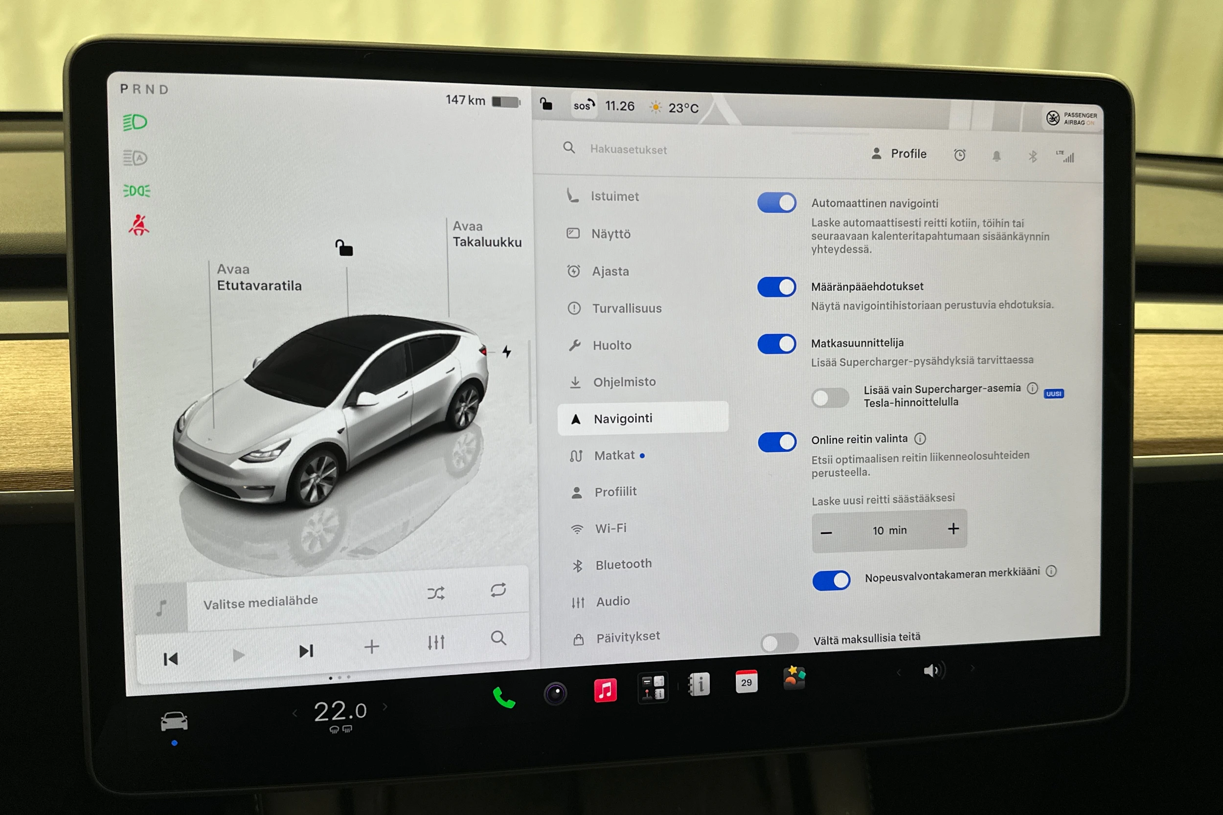 valkoinen Tesla Model Y 2024 kuva 24.