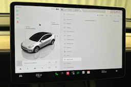valkoinen Tesla Model Y 2024 kuva 26.