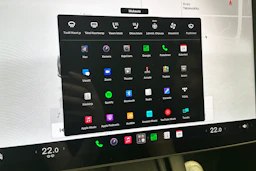 valkoinen Tesla Model Y 2024 kuva 27.