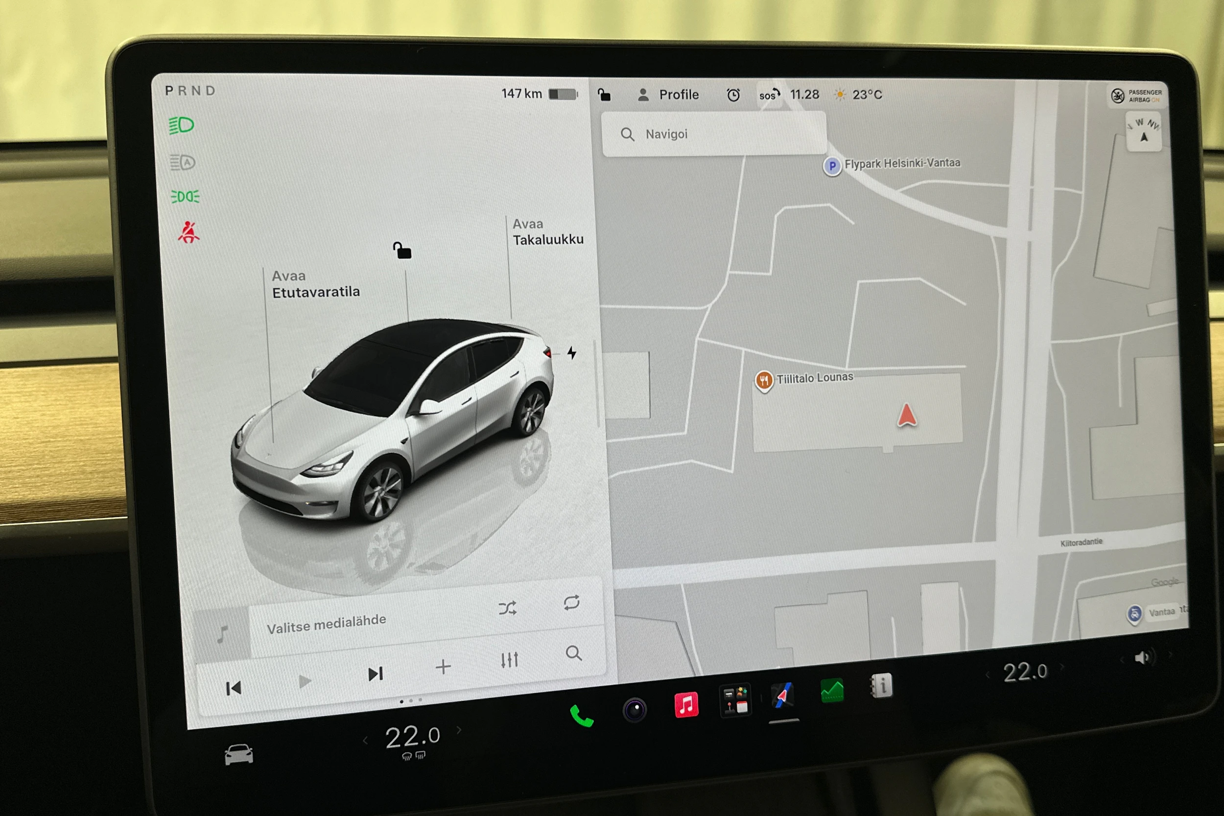 valkoinen Tesla Model Y 2024 kuva 28.