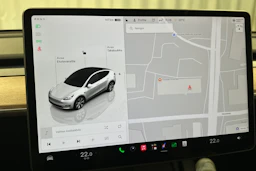 valkoinen Tesla Model Y 2024 kuva 28.