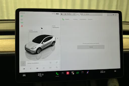 valkoinen Tesla Model Y 2024 kuva 30.