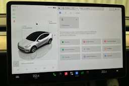 valkoinen Tesla Model Y 2024 kuva 31.