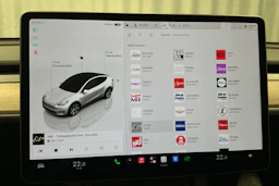 valkoinen Tesla Model Y 2024 kuva 32.