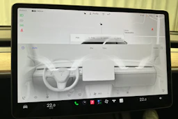 valkoinen Tesla Model Y 2024 kuva 33.