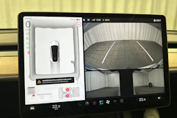 valkoinen Tesla Model Y 2024 kuva 34.