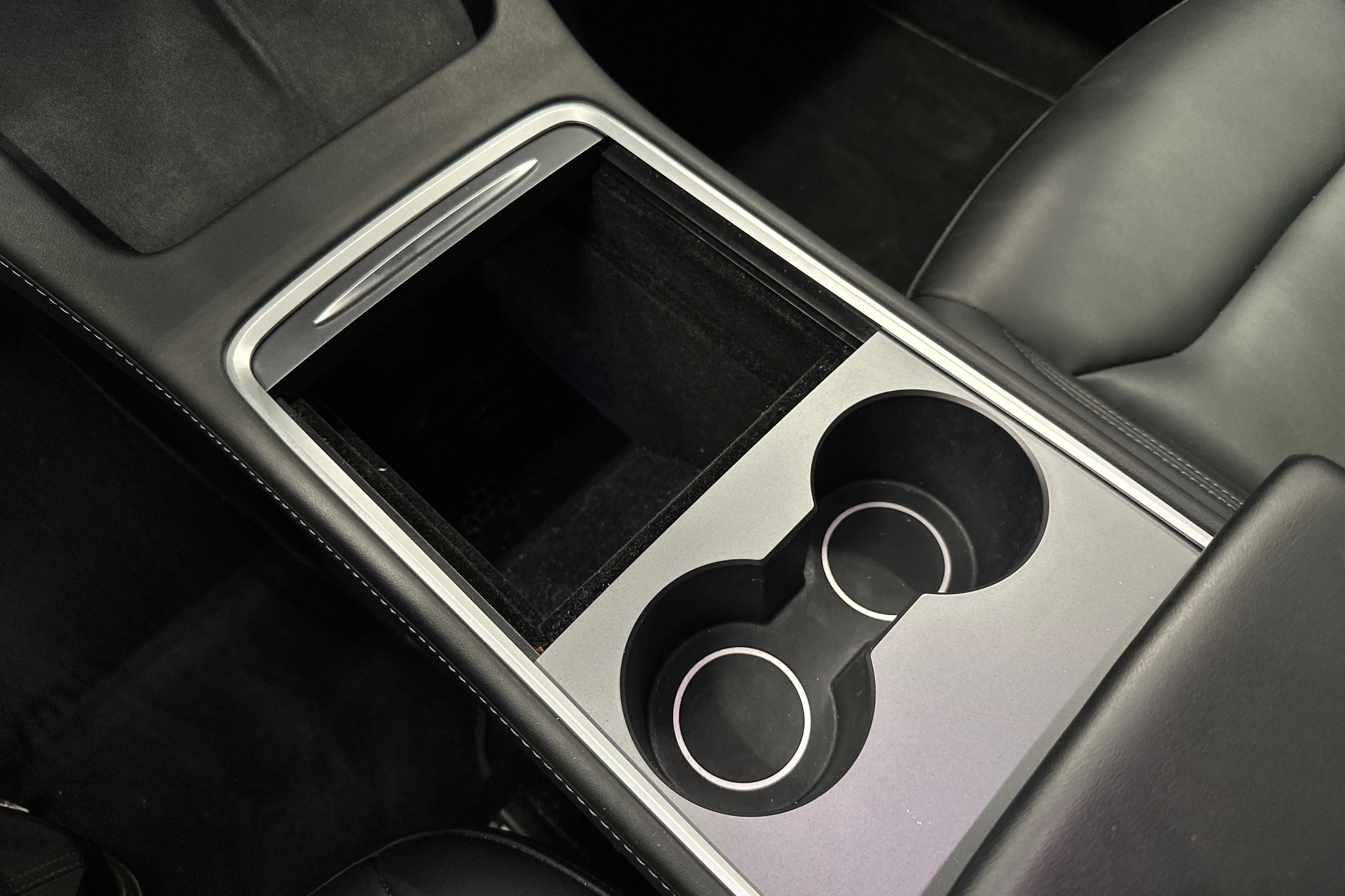 valkoinen Tesla Model Y 2024 kuva 35.