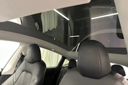 valkoinen Tesla Model Y 2024 kuva 36.