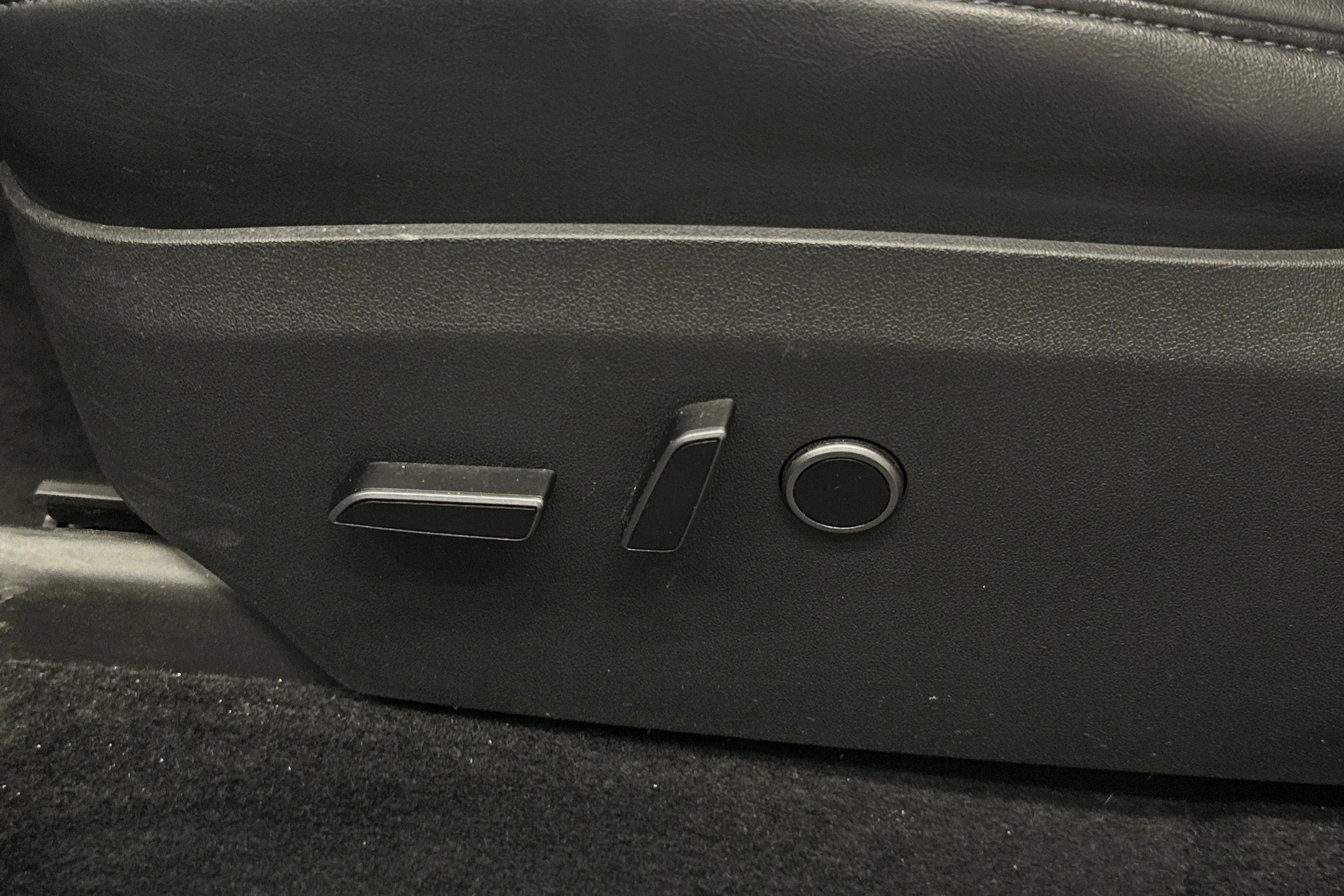 valkoinen Tesla Model Y 2024 kuva 37.