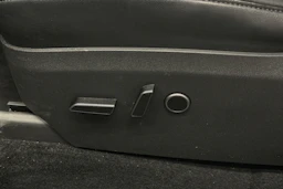 valkoinen Tesla Model Y 2024 kuva 37.