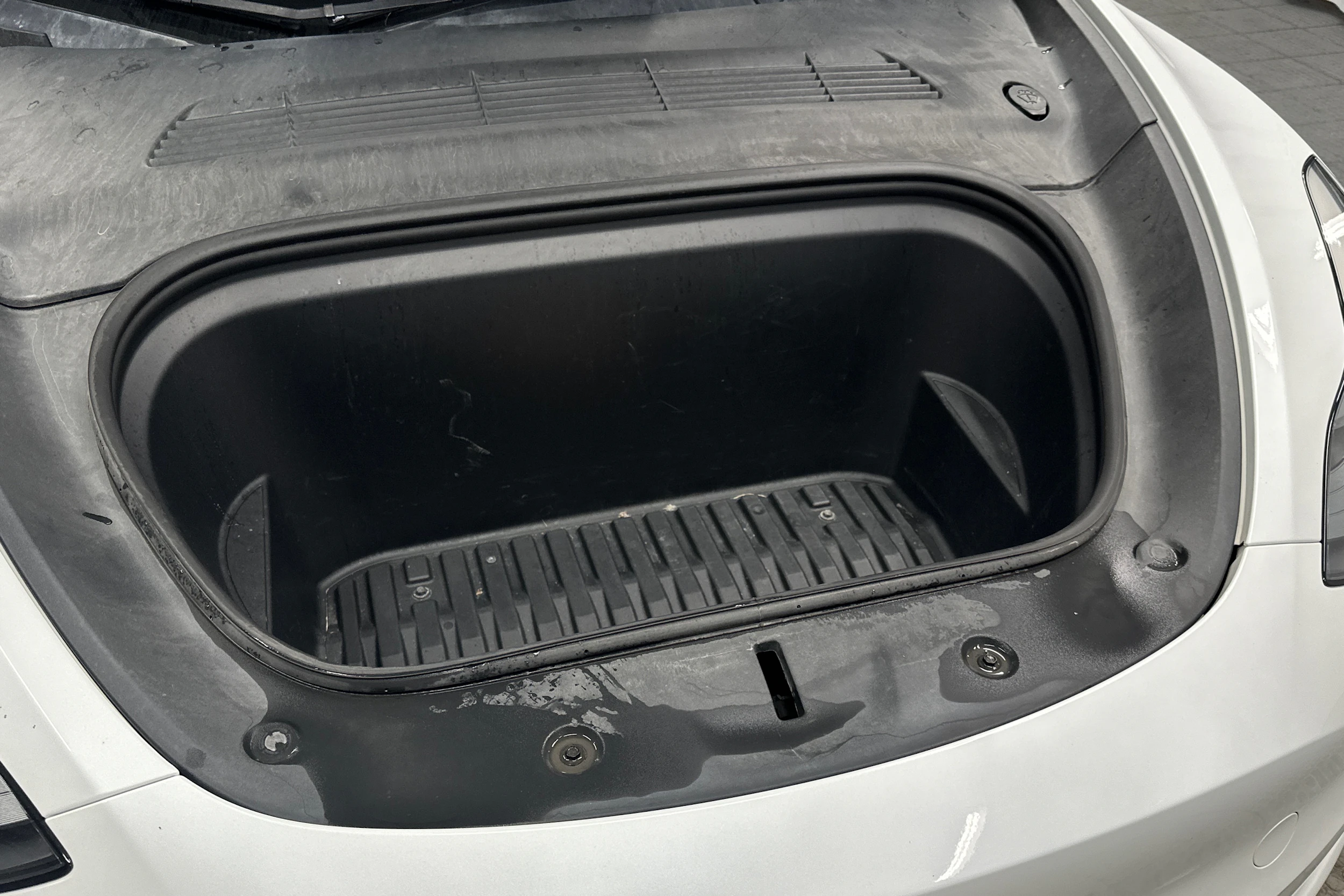 valkoinen Tesla Model Y 2024 kuva 38.
