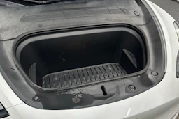 valkoinen Tesla Model Y 2024 kuva 38.