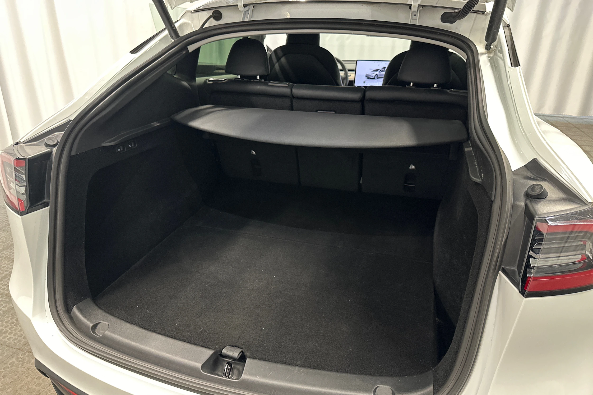 valkoinen Tesla Model Y 2024 kuva 39.