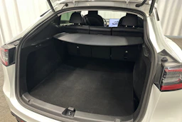 valkoinen Tesla Model Y 2024 kuva 39.