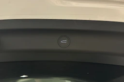 valkoinen Tesla Model Y 2024 kuva 40.