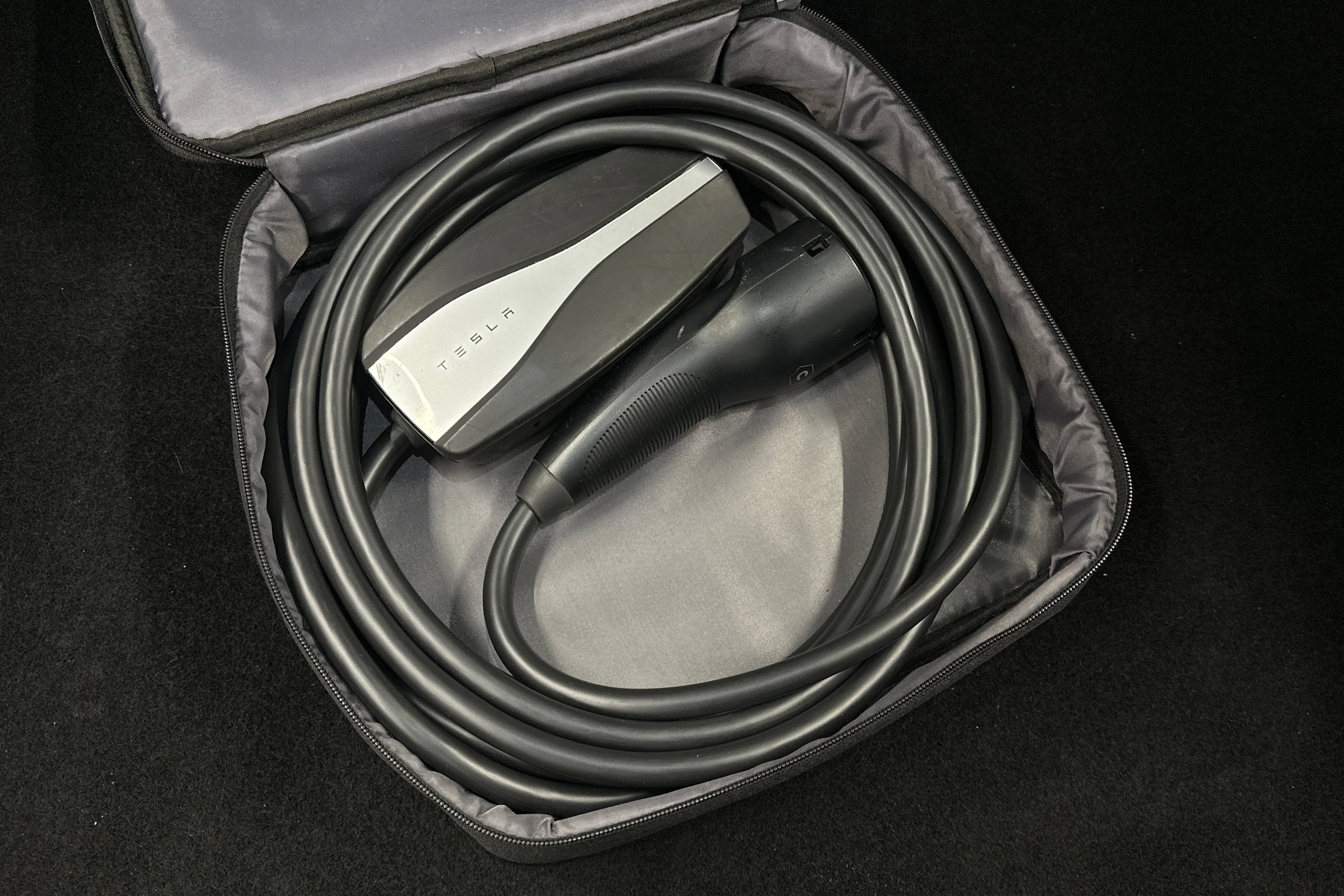 valkoinen Tesla Model Y 2024 kuva 41.