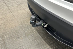 valkoinen Tesla Model Y 2024 kuva 42.