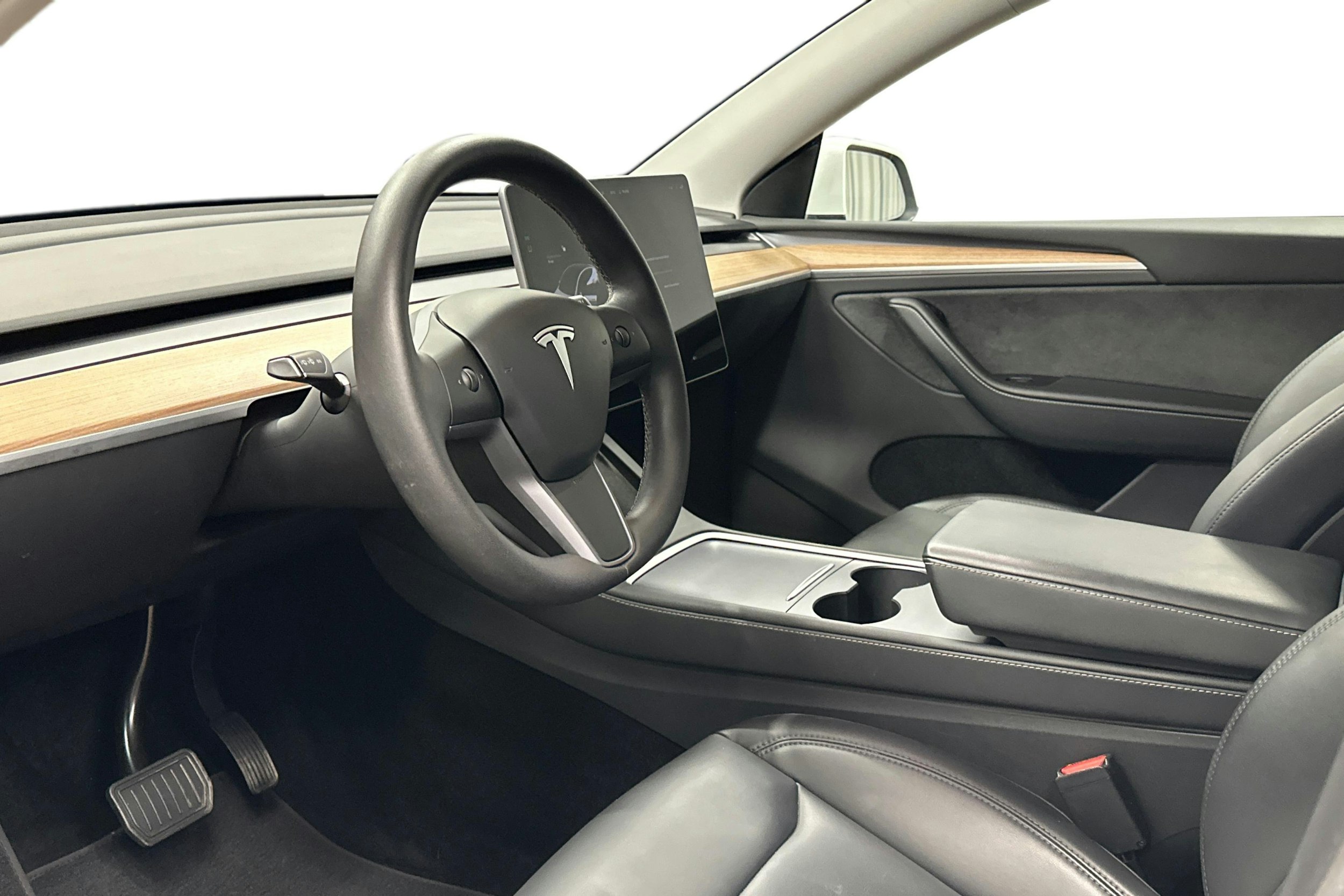 valkoinen Tesla Model Y 2023 kuva 6.
