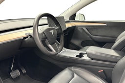 valkoinen Tesla Model Y 2023 kuva 6.