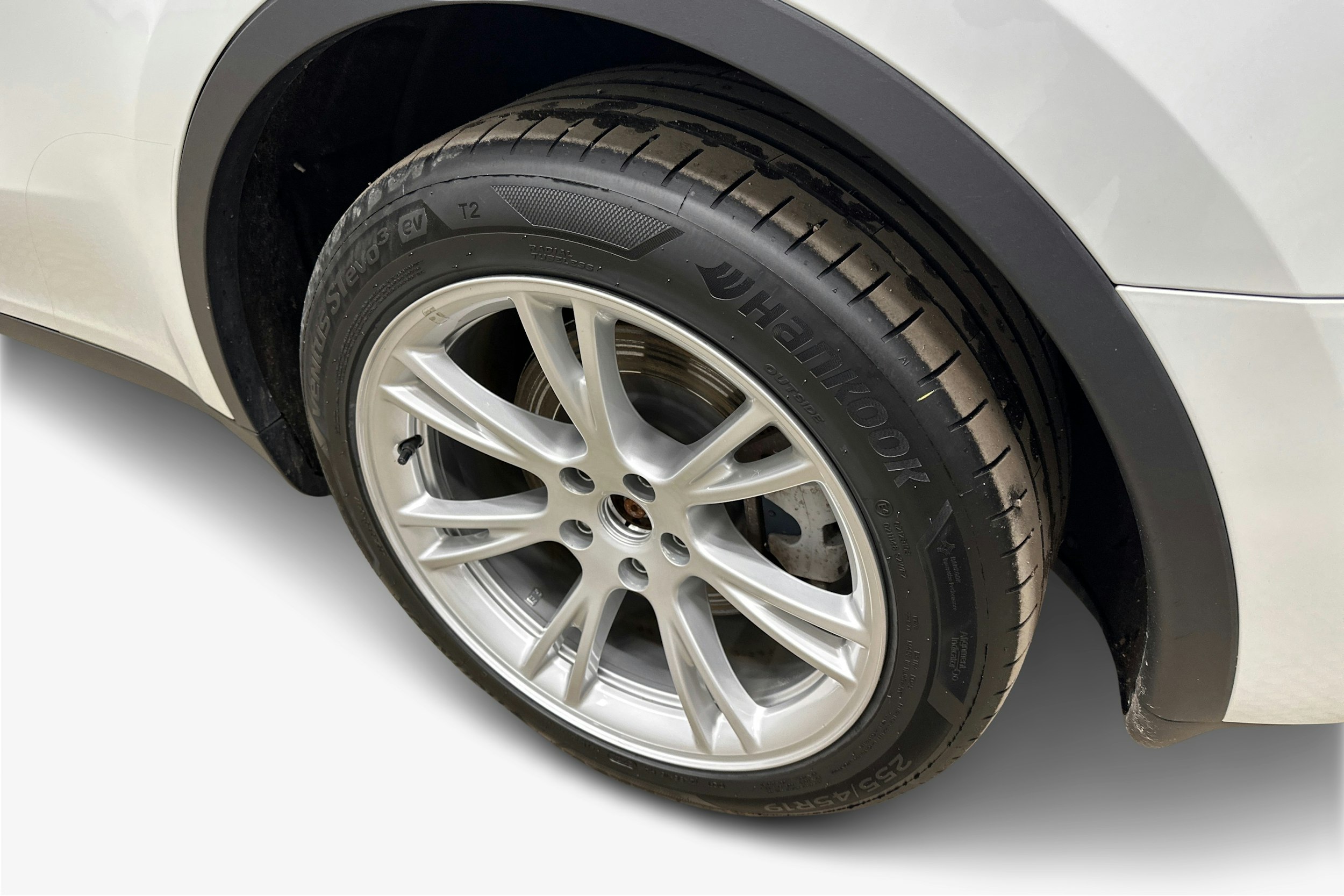 valkoinen Tesla Model Y 2023 kuva 9.