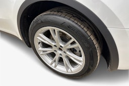 valkoinen Tesla Model Y 2023 kuva 9.