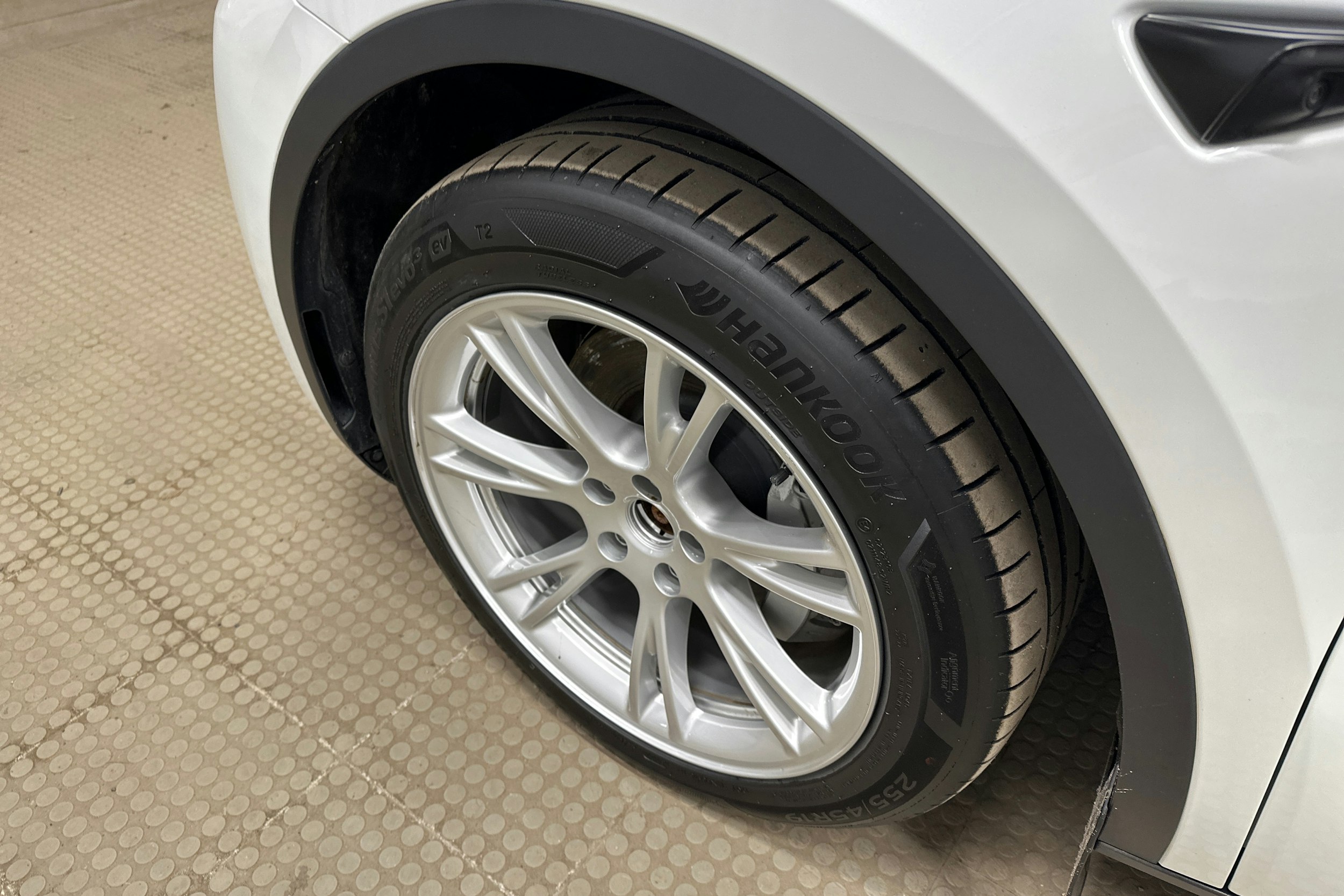 valkoinen Tesla Model Y 2023 kuva 10.