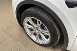 valkoinen Tesla Model Y 2023 kuva 10.