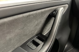 valkoinen Tesla Model Y 2023 kuva 11.