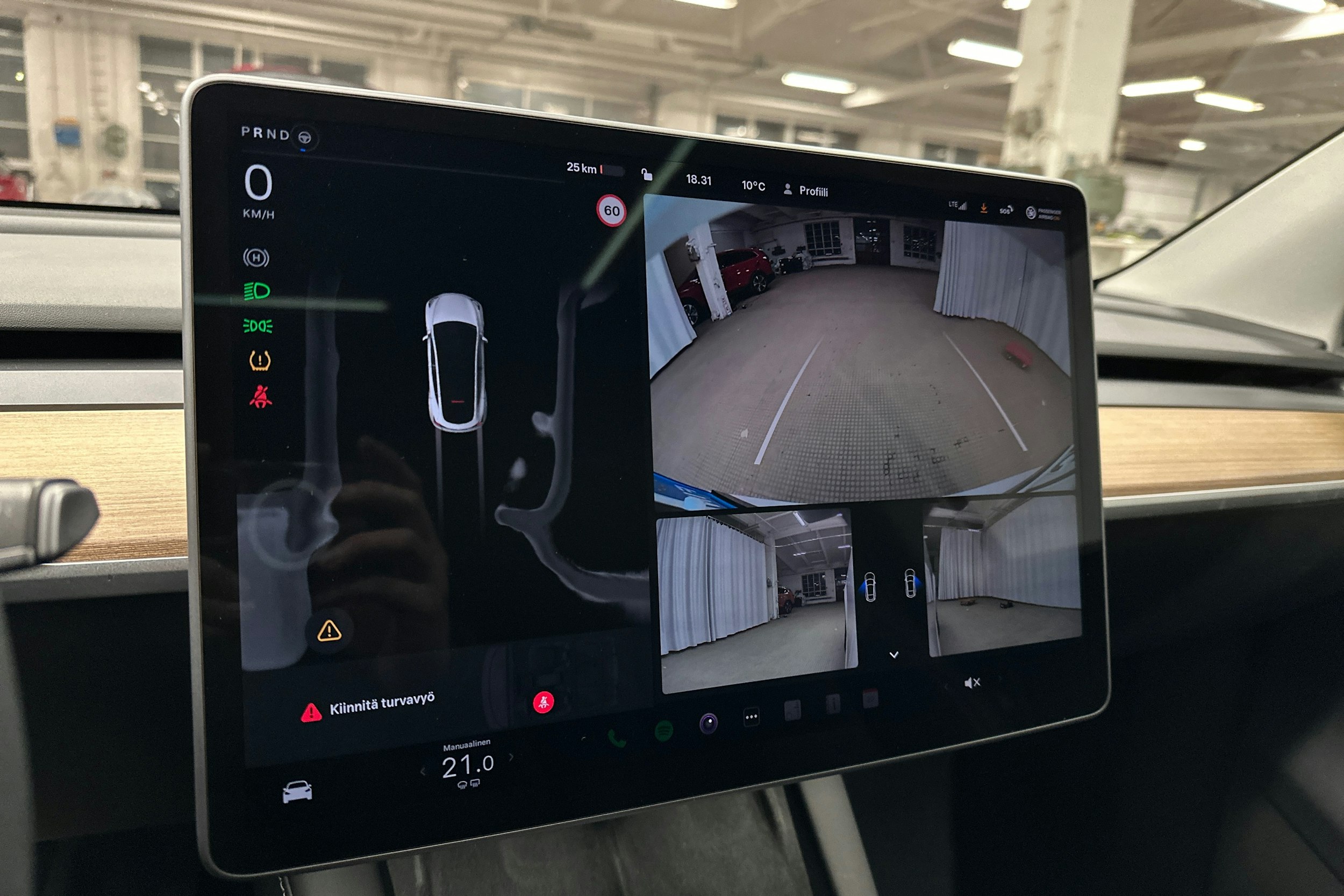 valkoinen Tesla Model Y 2023 kuva 12.