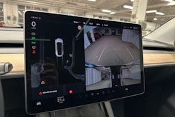 valkoinen Tesla Model Y 2023 kuva 12.