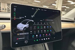 valkoinen Tesla Model Y 2023 kuva 13.