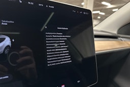 valkoinen Tesla Model Y 2023 kuva 15.