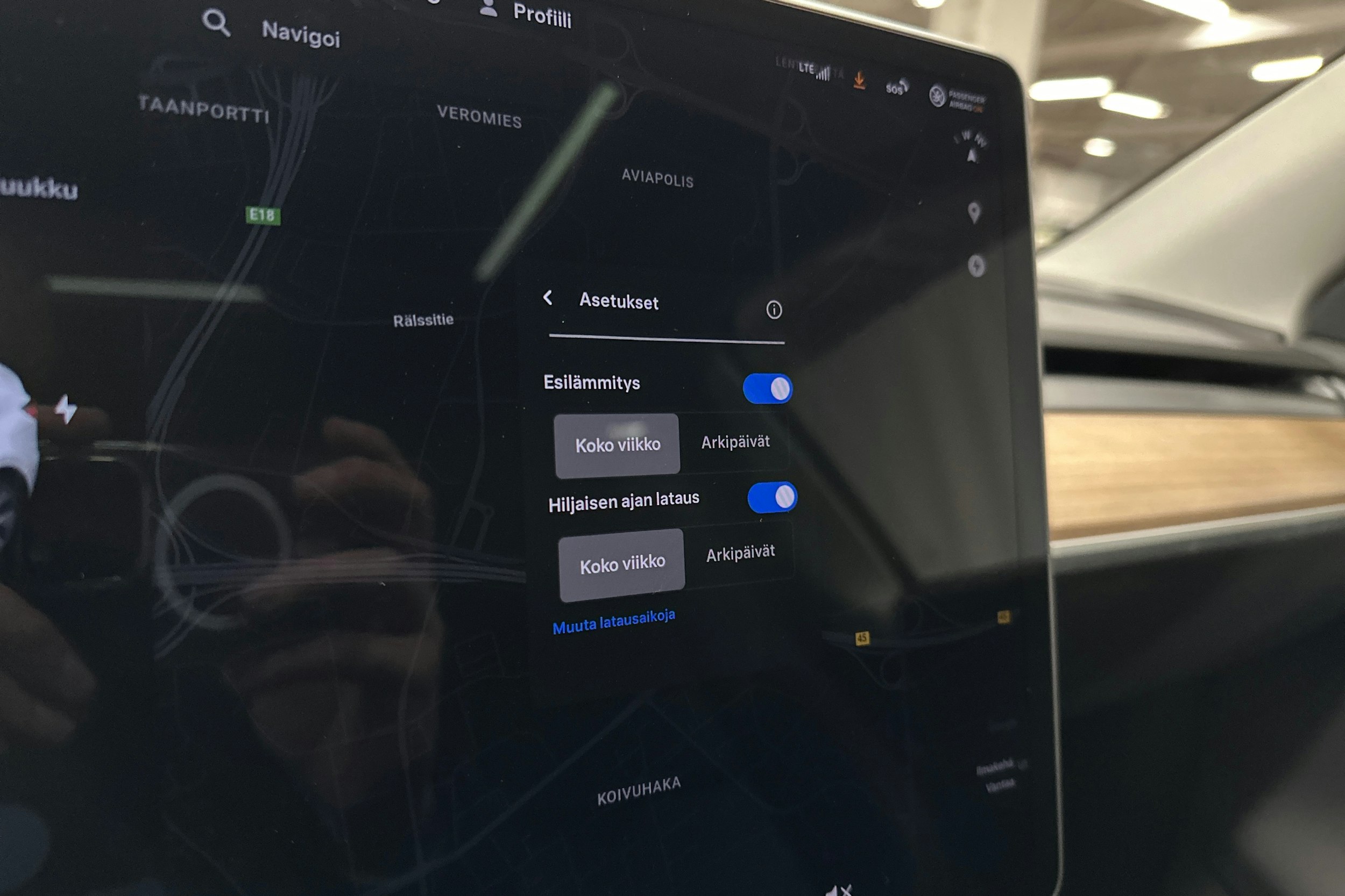 valkoinen Tesla Model Y 2023 kuva 16.