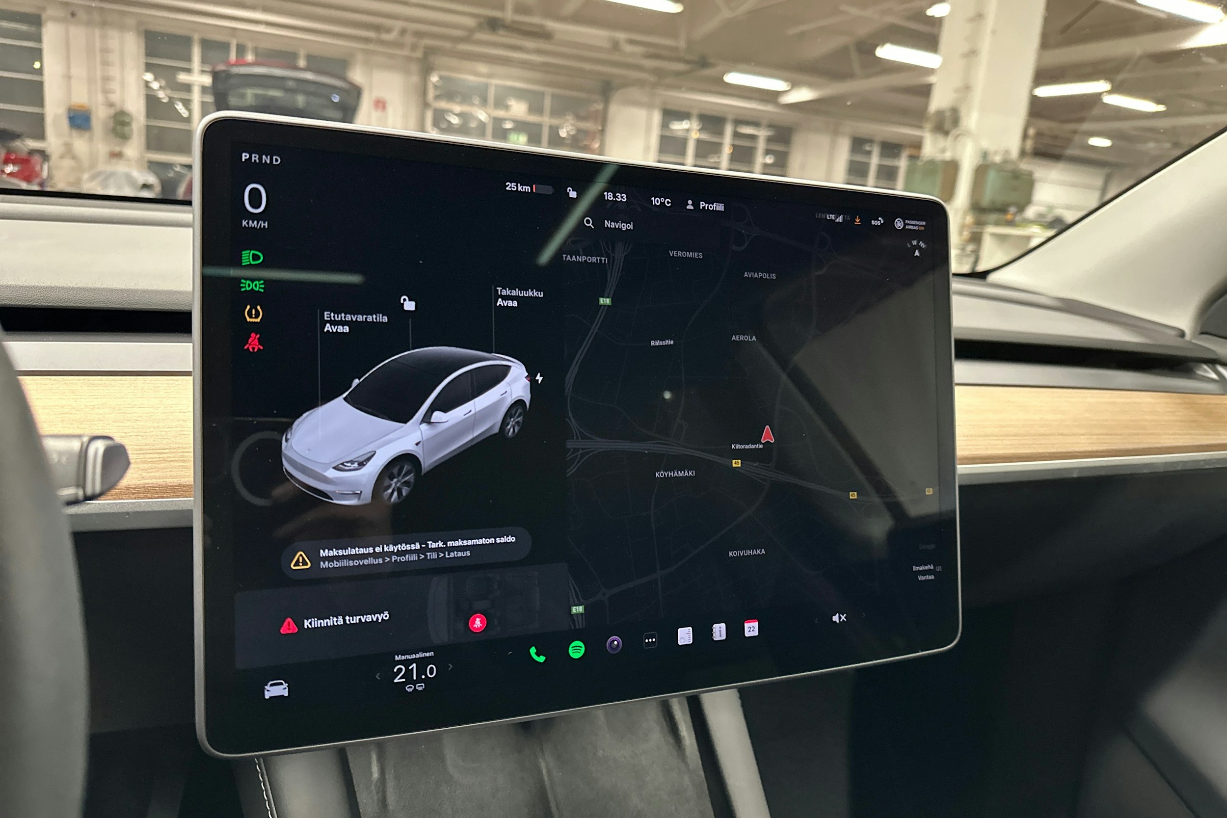 valkoinen Tesla Model Y 2023 kuva 17.