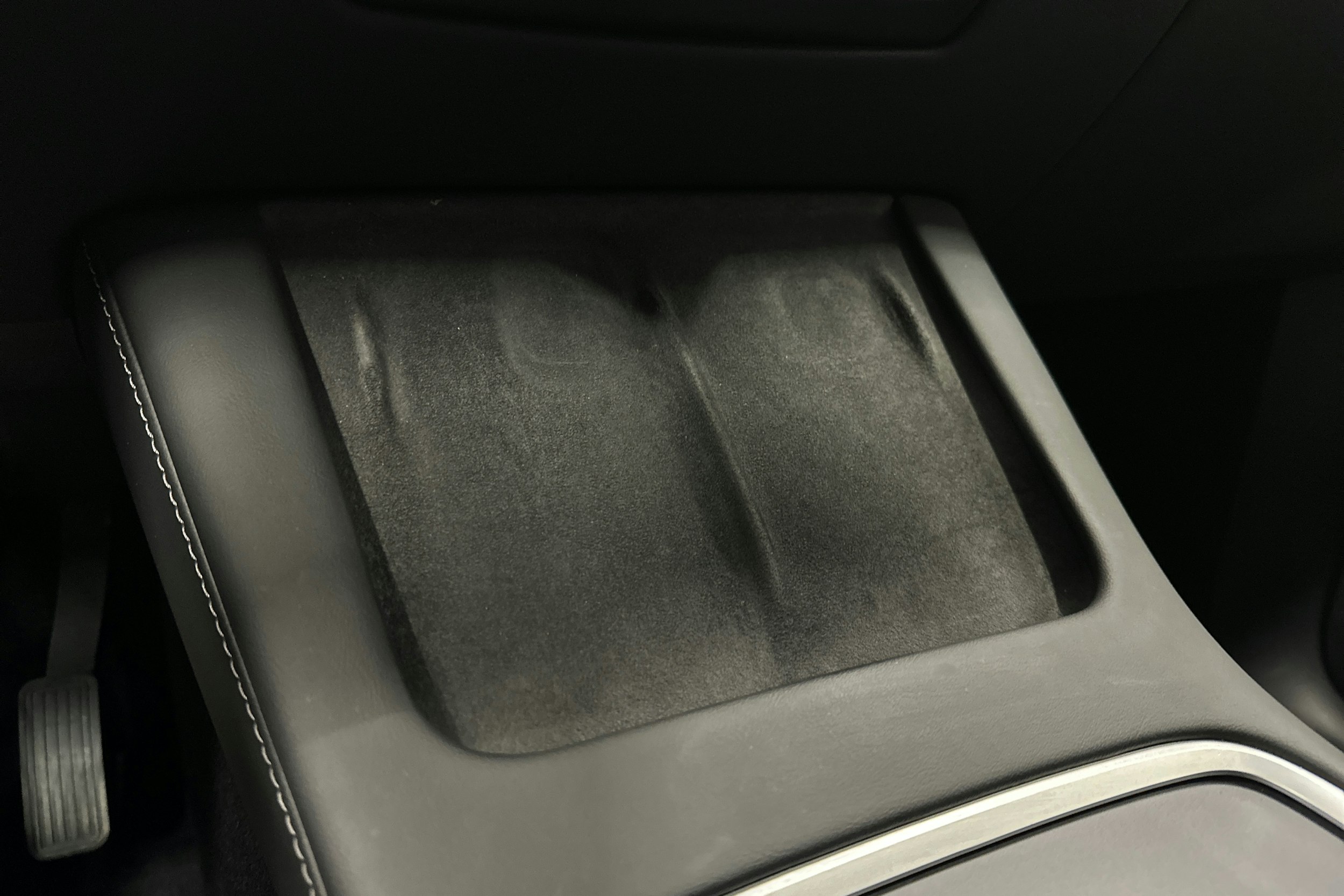 valkoinen Tesla Model Y 2023 kuva 18.