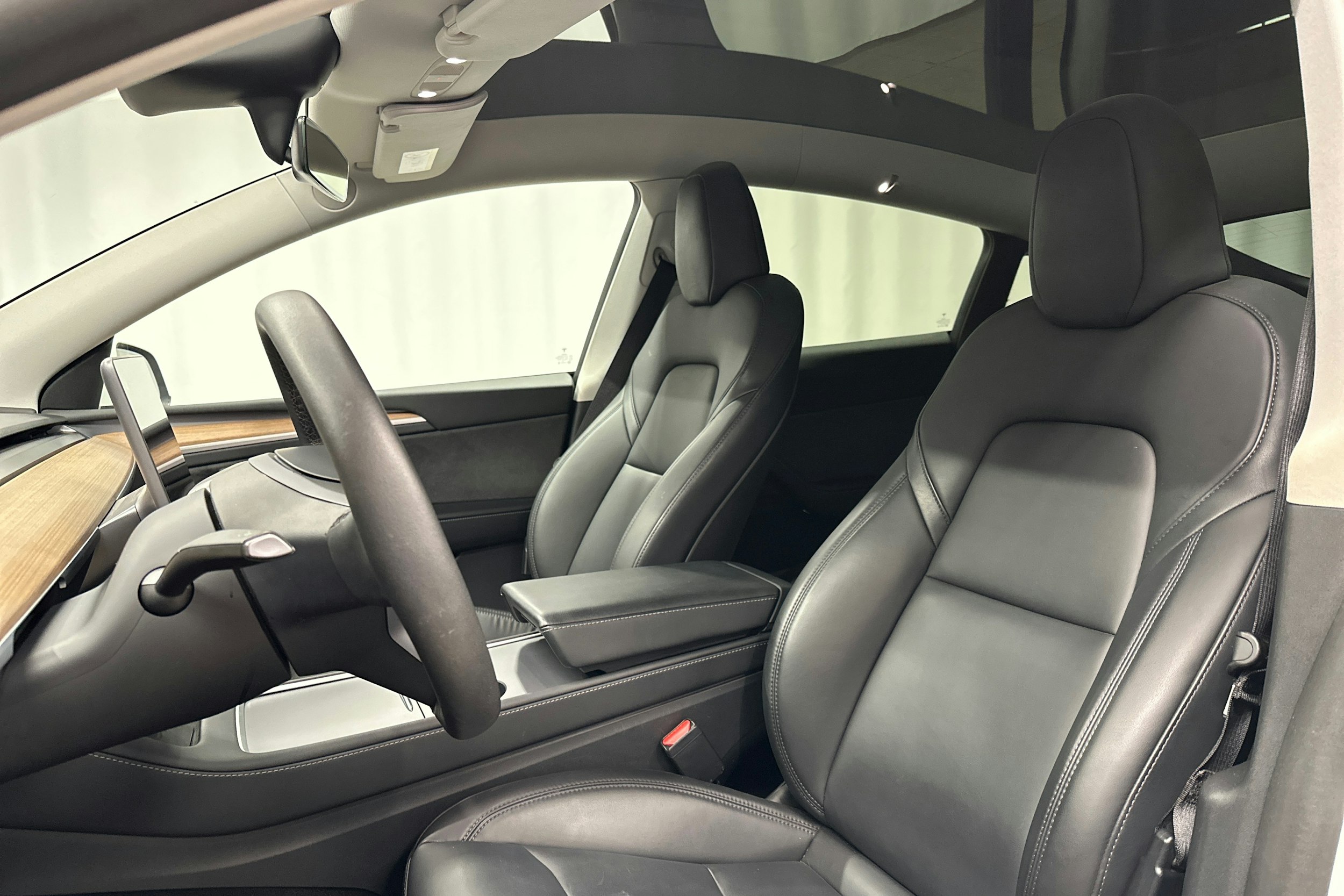 valkoinen Tesla Model Y 2023 kuva 19.