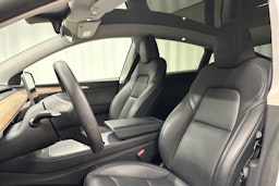 valkoinen Tesla Model Y 2023 kuva 19.