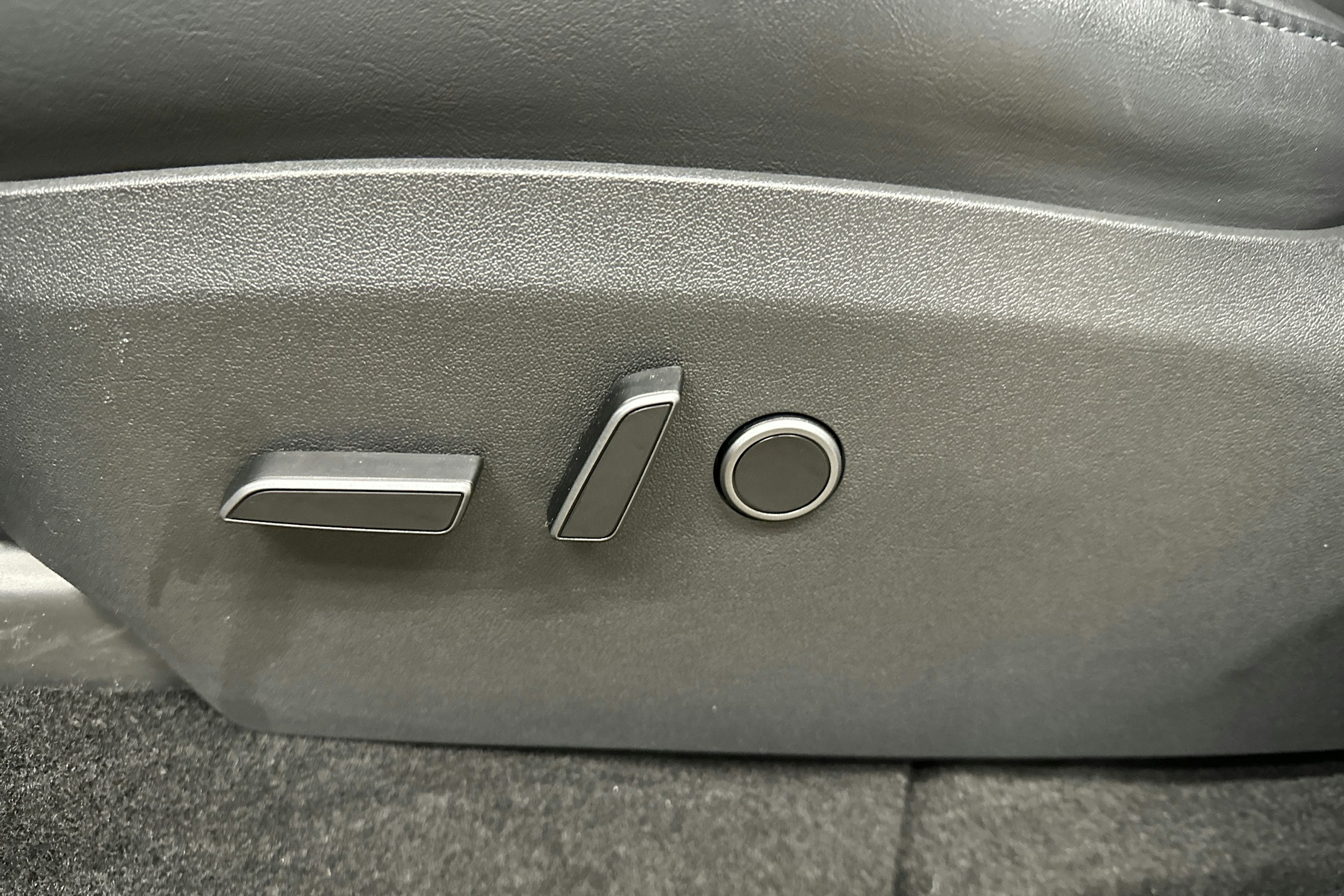 valkoinen Tesla Model Y 2023 kuva 20.