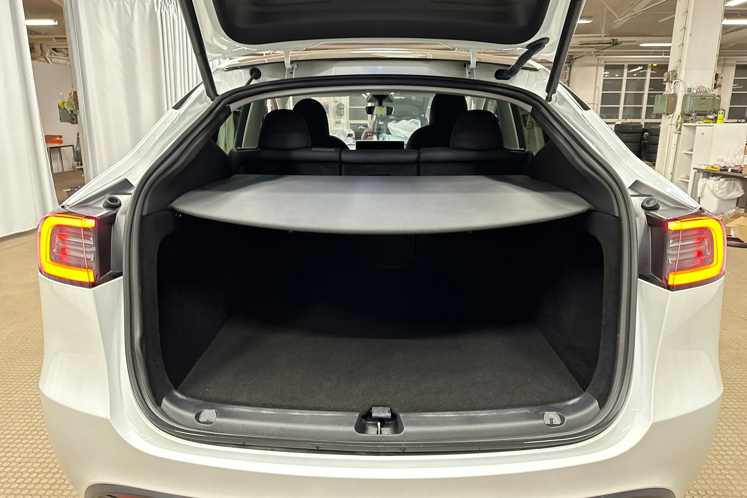 valkoinen Tesla Model Y 2023 kuva 21.