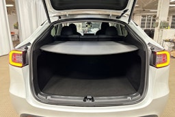 valkoinen Tesla Model Y 2023 kuva 21.