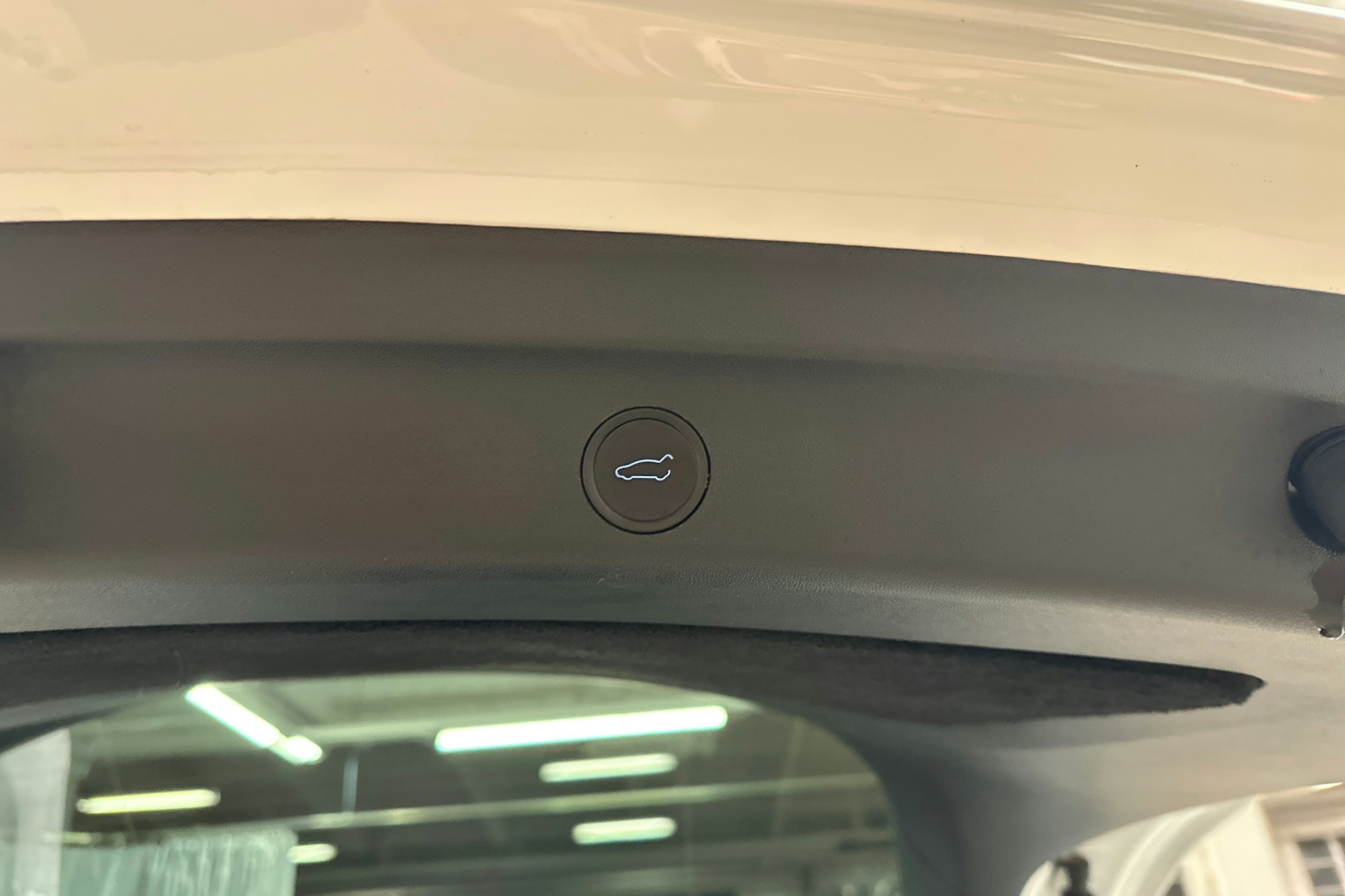 valkoinen Tesla Model Y 2023 kuva 22.