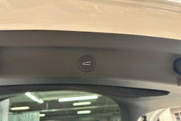 valkoinen Tesla Model Y 2023 kuva 22.