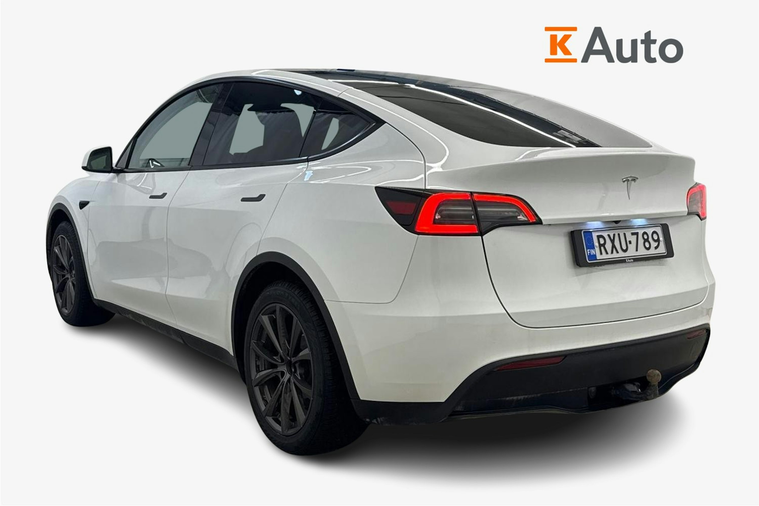 valkoinen Tesla Model Y 2023 kuva 2.