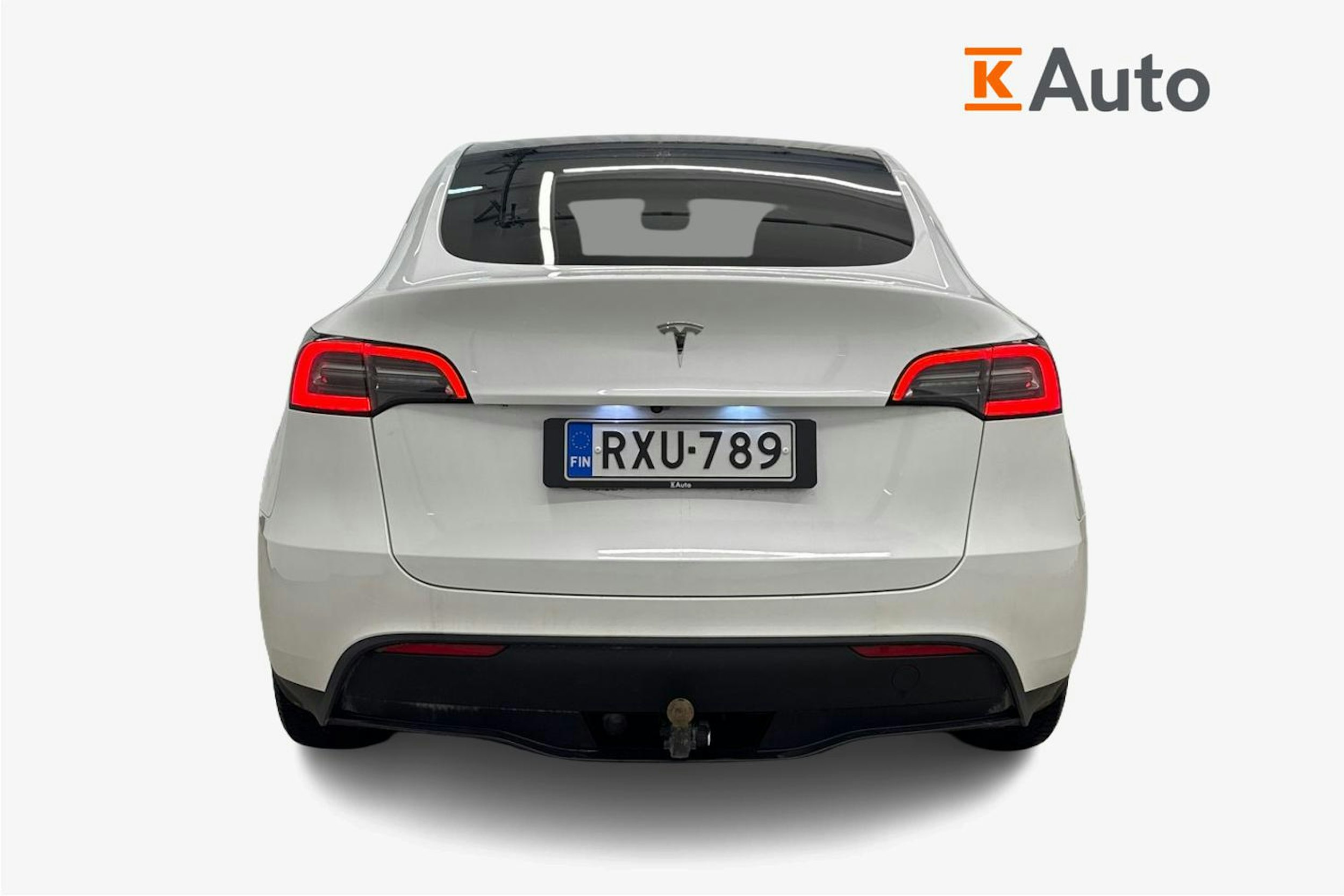 valkoinen Tesla Model Y 2023 kuva 3.