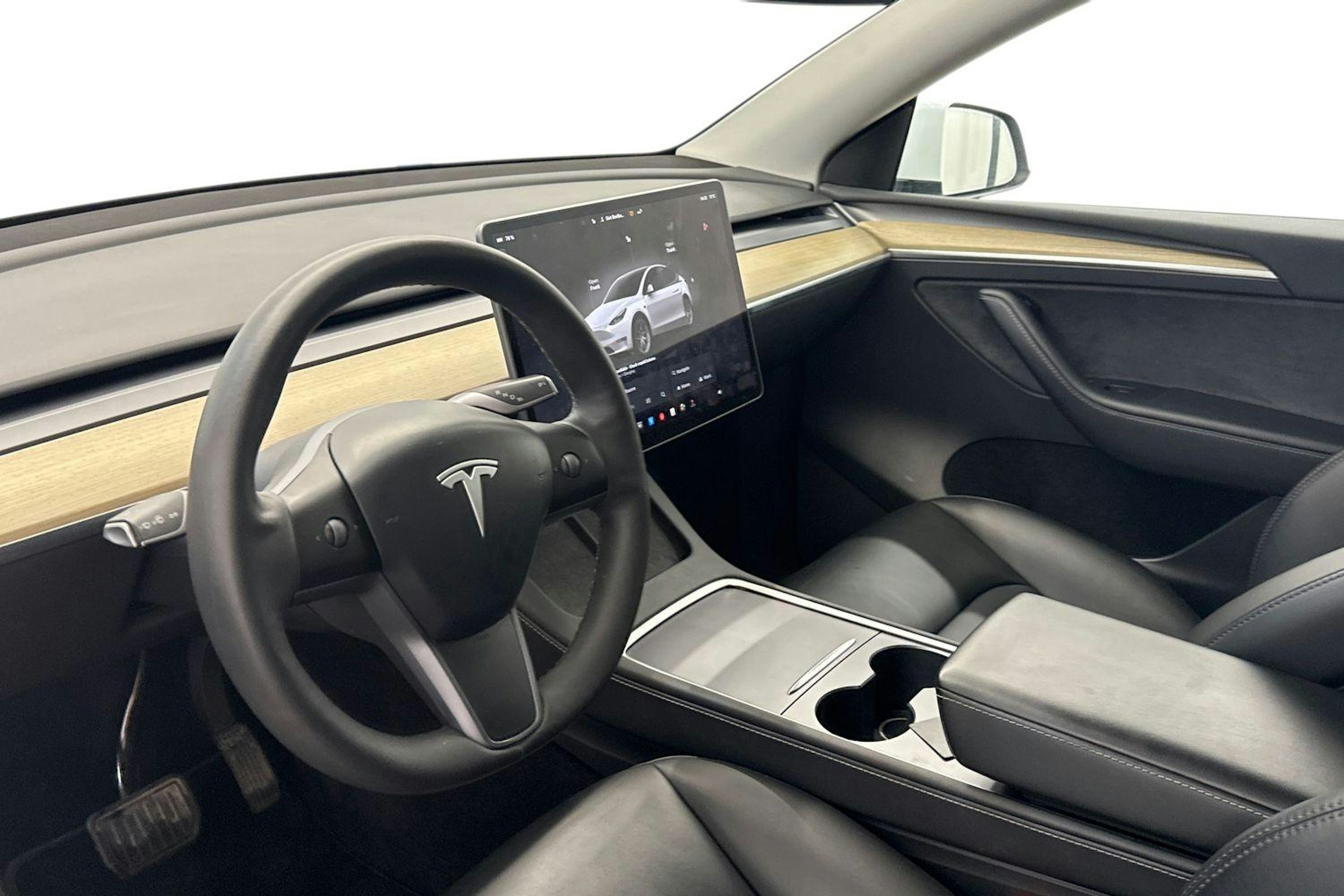 valkoinen Tesla Model Y 2023 kuva 7.