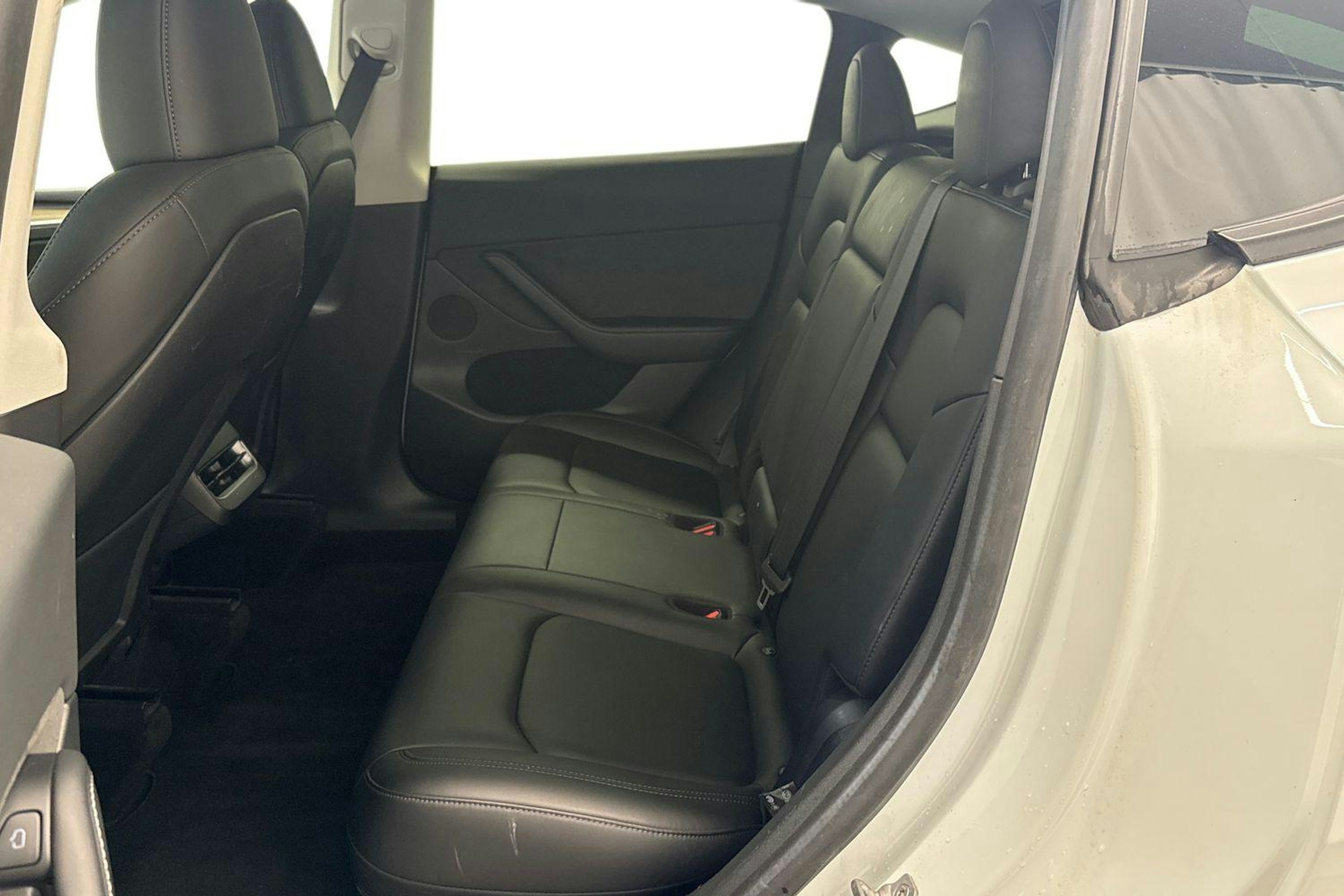 valkoinen Tesla Model Y 2023 kuva 10.