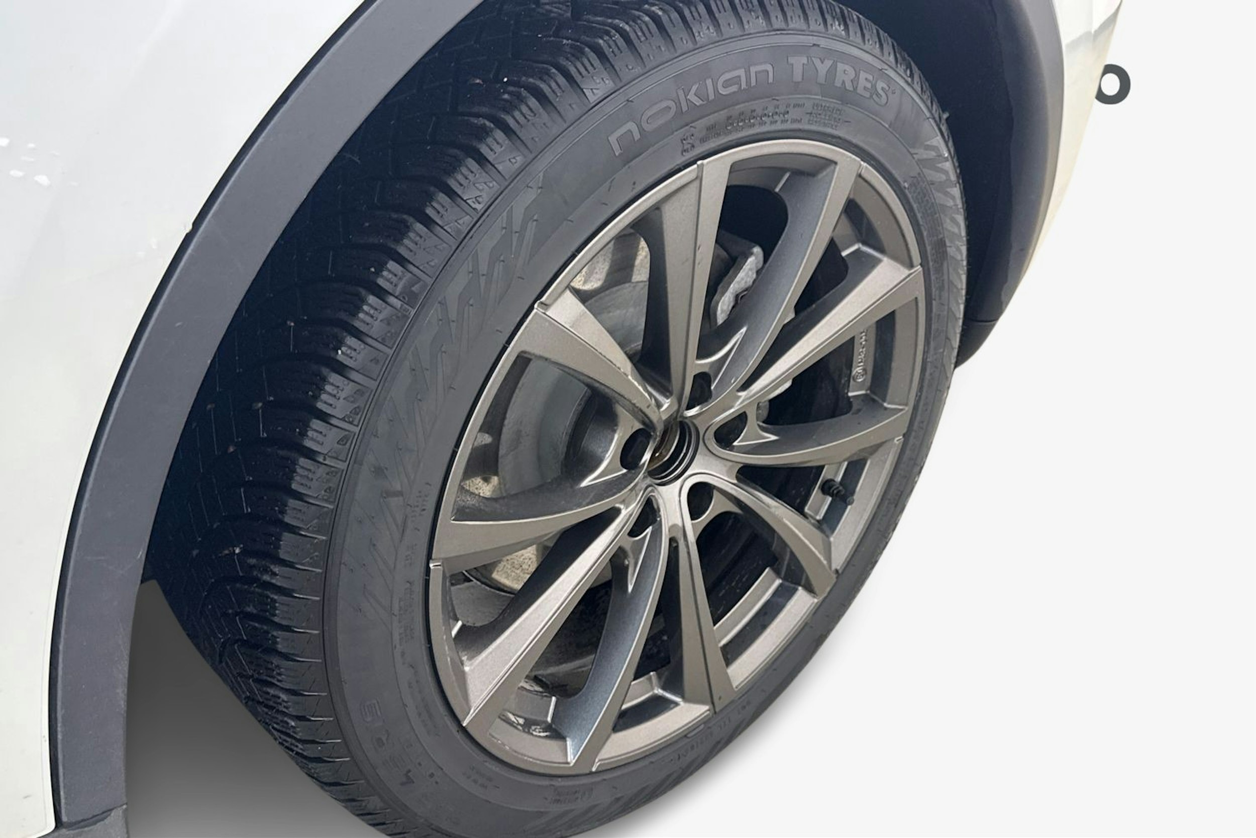 valkoinen Tesla Model Y 2023 kuva 11.