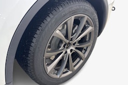 valkoinen Tesla Model Y 2023 kuva 11.