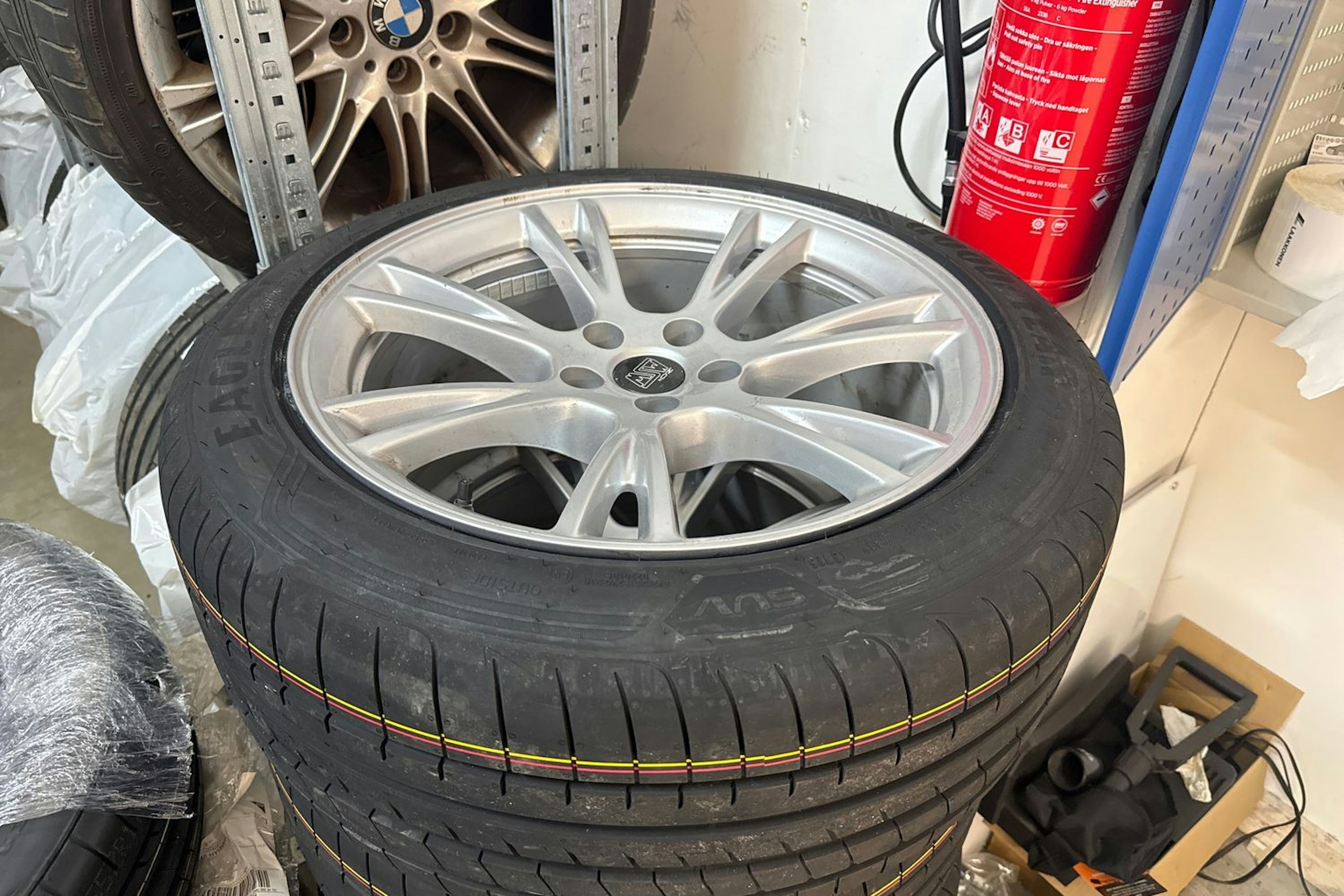 valkoinen Tesla Model Y 2023 kuva 13.